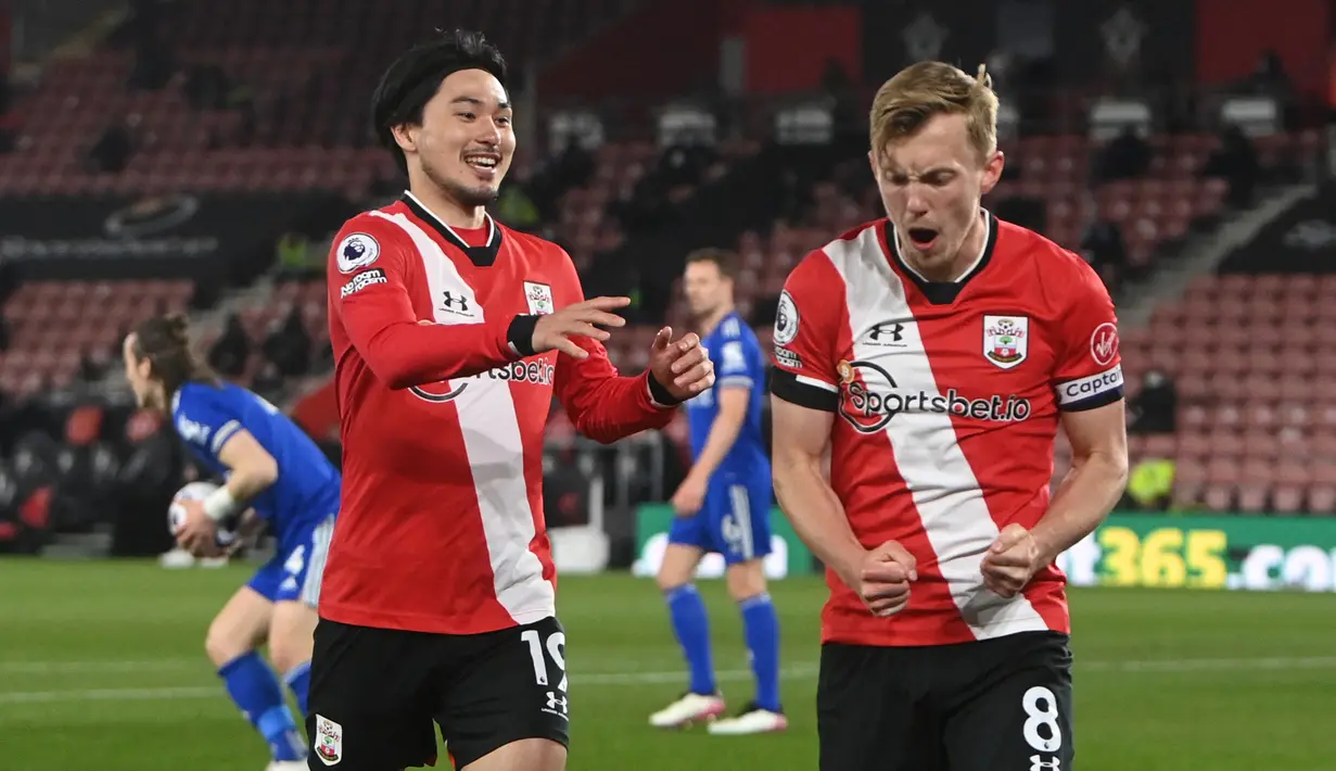 Gelandang Southampton, James Ward-Prowse (kanan) melakukan selebrasi usai mencetak gol ke gawang Leicester City dalam laga lanjutan Liga Inggris 2020/2021 pekan ke-34 di St Mary's Stadium, Southampton, Jumat (30/4/2021). Southampton bermain imbang 1-1 dengan Leicester. (AFP/Neil Hall/Pool)