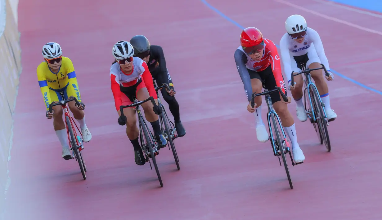 Berlomba di Hua Mark Velodrome, Bang Kapi, Bangkok, Thailand, Kamis (18/12/2025), Ayustina Delia Priatna harus puas finis di posisi ketiga. Tampak dalam foto, pembalap sepeda Indonesia, Ayustina Delia Priatna (kedua kiri) saat berlomba pada lomba nomor trek scratch putri di Hua Mark Velodrome, Bang Kapi, Bangkok, Thailand, Kamis (18/12/2025). (Bola.com/Bagaskara Lazuardi)