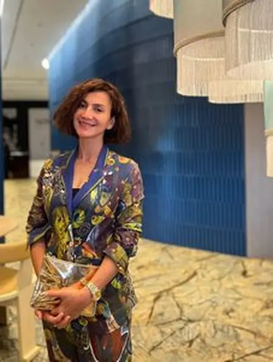 Blazer atau kebaya? Siluet blazer namun punya motif batik dengan grafis yang unik (Foto: Instagram @wanda_hamidah)