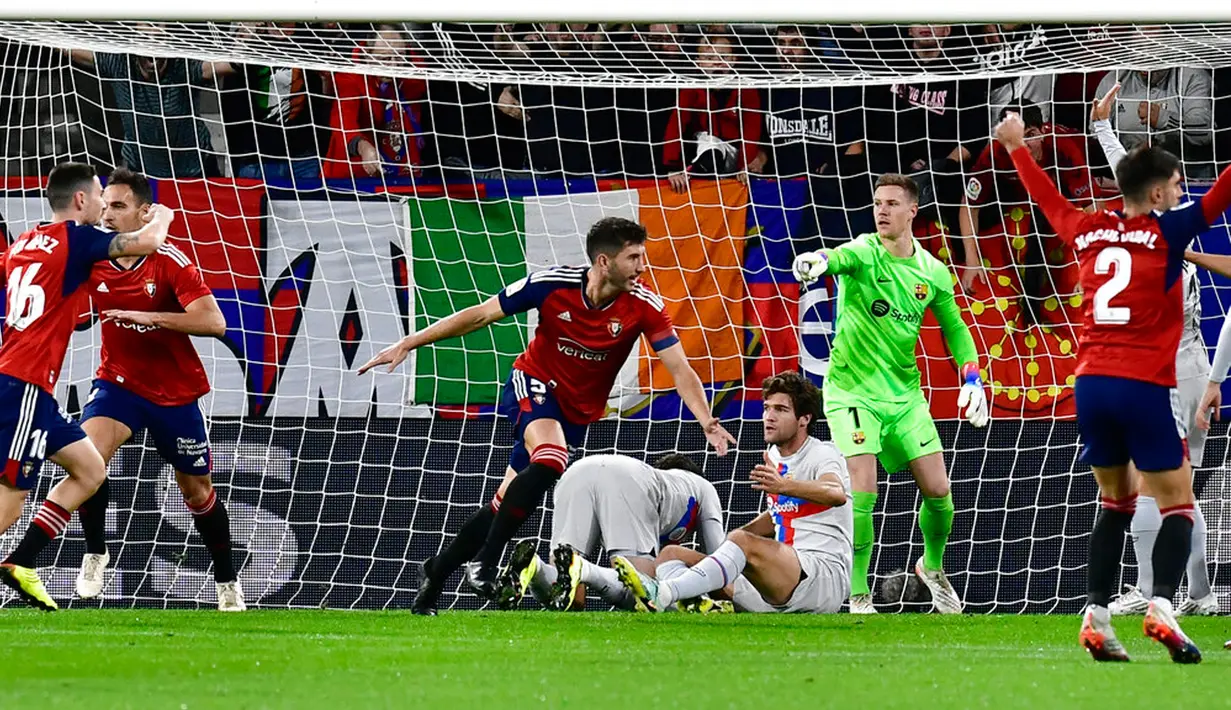 Pemain Osasuna David Garcia (tengah) merayakan setelah mencetak gol ke gawang Barcelona pada pertandingan sepak bola Liga Spanyol di Stadion El Sadar, Pamplona, Spanyol, 8 November 2022. Barcelona menang 2-1. (AP Photo/Alvaro Barrientos)