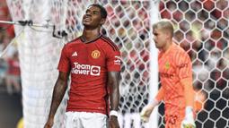 Pemain Manchester United, Marcus Rashford, tampak kecewa setelah ditaklukkan Borussia Dortmund dalam laga uji coba pramusim yang digelar di Allegiant Stadium, Las Vegas, Senin (31/7/2023). MU takluk 2-3 dari Dortmund. (Photo by Candice Ward / GETTY IMAGES NORTH AMERICA / Getty Images via AFP)