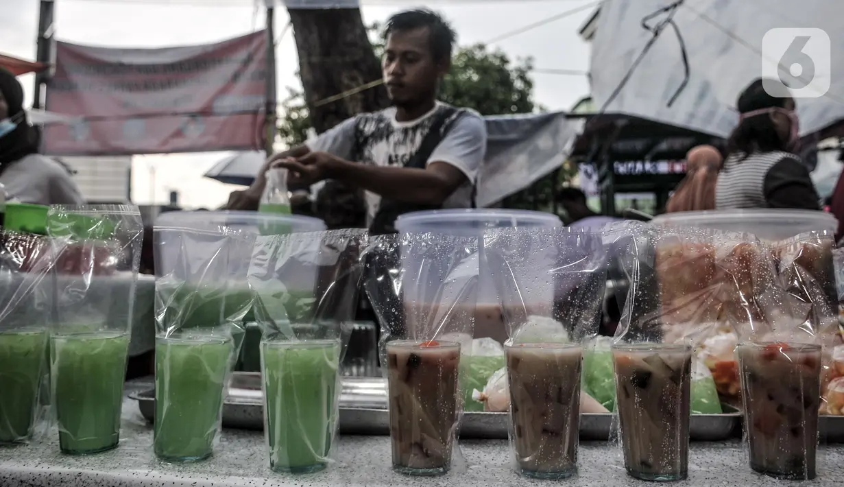 Pedagang minuman menunggu membeli sajian untuk berbuka puasa atau takjil di Pasar Rawamangun, Jakarta Timur, Rabu (14/4/2021). Pasar Rawamangun menjadi salah satu lokasi favorit warga untuk mencari aneka makanan dan minuman untuk sajian berbuka puasa. (merdeka.com/Iqbal S. Nugroho)
