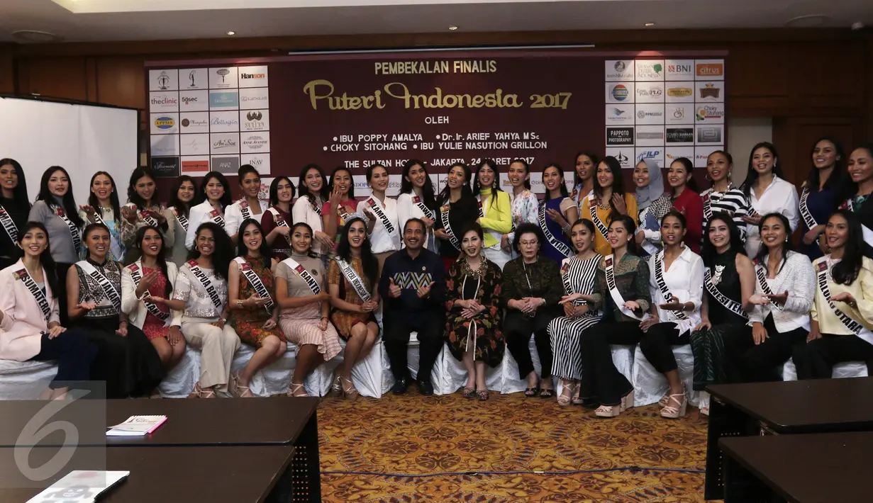 Ketua dewan pembina yayasan Puteri Indonesia, Putri K Wardani dan Menteri Pariwisata, Arief Yahya berfoto bersama 38 finalis Putri Indonesia usai di Jakarta, Jumat (24/3). (Liputan6.com/Herman Zakharia)