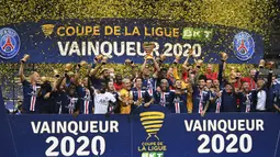 Pemain PSG merayakan trofi juara Piala Liga Prancis usai mengalahkan Olympique Lyon di Stade de France, Sabtu (1/8/2020) dini hari WIB. PSG menang 6-5 atas Lyon lewat adu penalti. (AFP/Franck Fife)