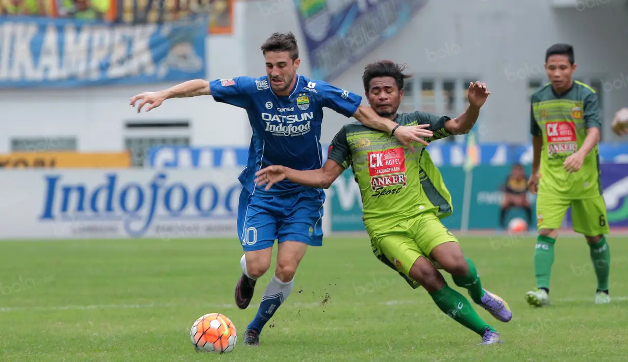 Robertino Pugliara berusaha melewati pemain Bhayangkara United, Ilham Udin Armain pada lanjutan Torabika SC 2016 di Stadion Wibawa Mukti, Cikarang, Rabu (12/10/2016). (Bola.com/Nicklas Hanoatubun)