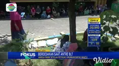 Massa yang mula-mula tertib mengantre, namun tiba-tiba berubah menjadi kekisruhan, ketika warga merangsek maju ke pintu Kantor Dinas Koperasi dan UMKM Bojonegoro. Himbauan jaga jarak terabaikan, mereka panik dan berdesakan saat batas akhir penyerahan...