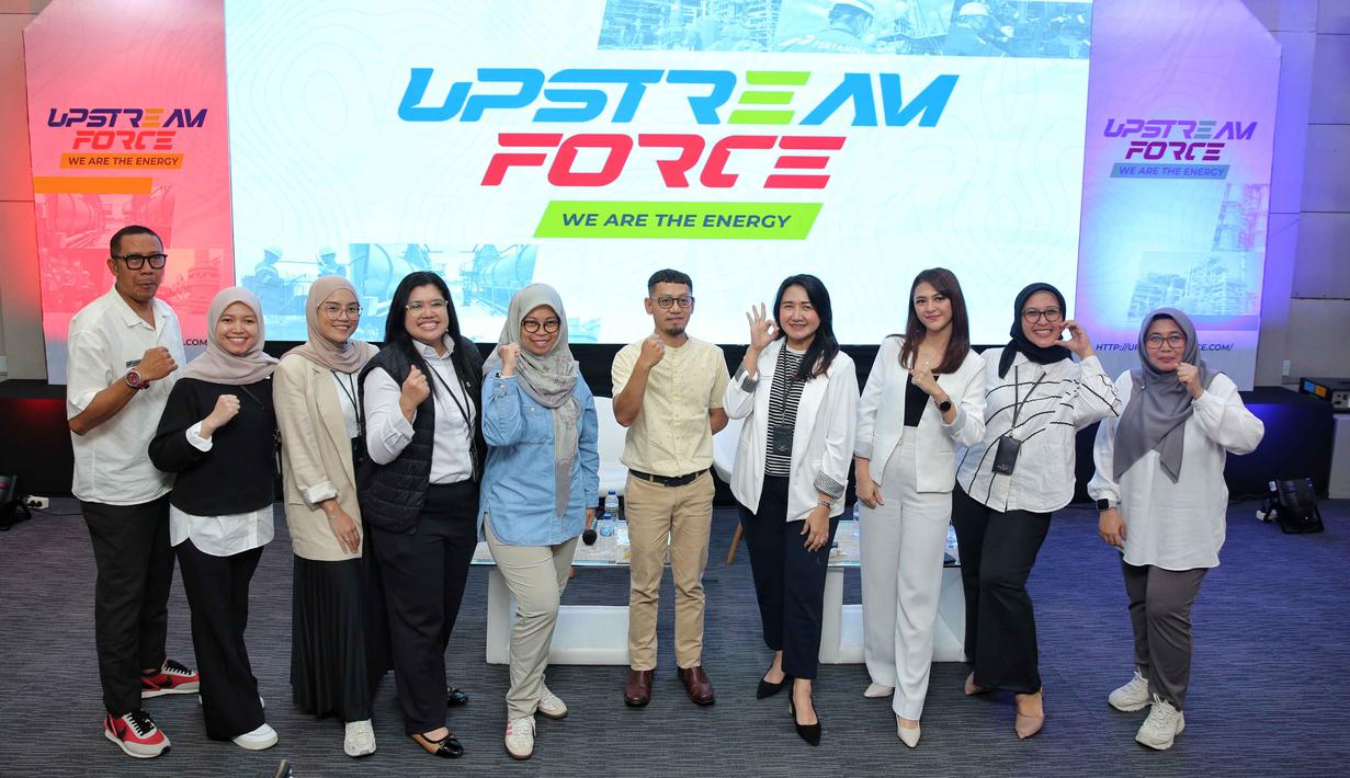 Para pembicara dan peserta berfoto bersama usai gelaran Upstream Force We Are The Energy di Auditorium Gedung Griya Legita, Lantai 3 Universitas Pertamina, Jakarta, Kamis (6/11/2025). (Fimela.com/Adrian Utama Putra)
