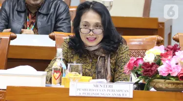 Menteri Pemberdayaan Perempuan dan Perlindungan Anak (PPPA) I Gusti Ayu Bintang Darmavati saat mengikuti rapat kerja dengan komisi VIII DPR membahas lima program prioritasnya untuk periode 2019-2024 di Kompleks Parlemen, Senayan, Jakarta, Rabu (13/11/2019). (Liputan6.com/Johan Tallo)