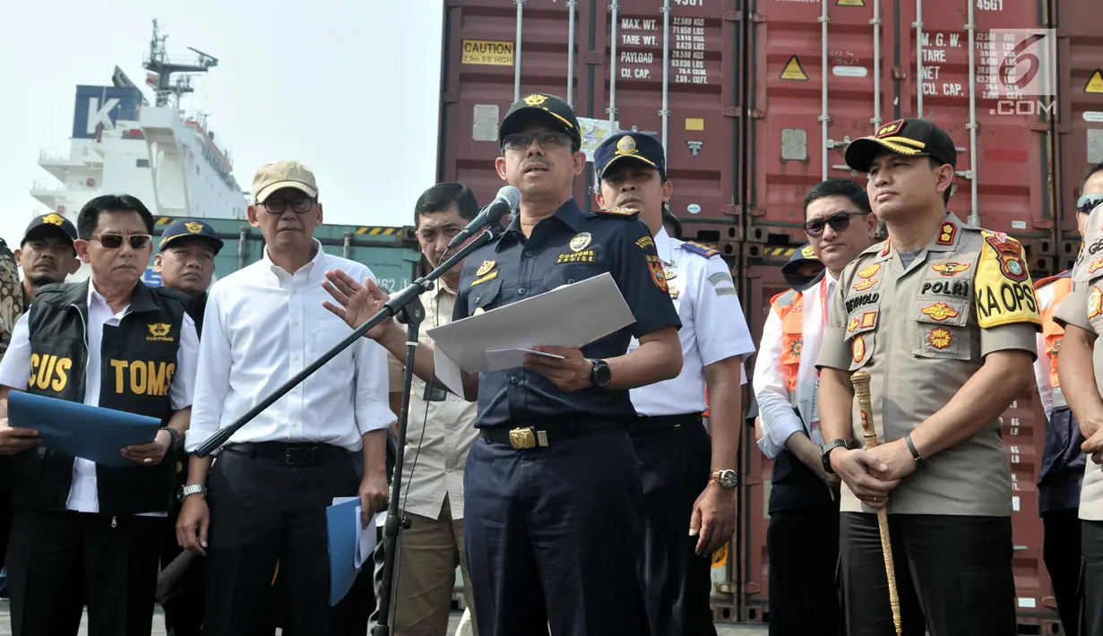 Dirjen Bea Cukai Heru Pambudi memberi keterangan saat rilis kasus kontainer berisi sampah plastik di Tanjung Priok, Jakarta, Rabu (18/9/2019). Sampah plastik bercampur limbah B3 asal Australia tersebut merupakan hasil penindakan terhadap PT HI, PT NHI, dan PT ART. (merdeka.com/Iqbal Nugroho)