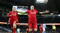 Pemain Liverpool, Martin Skrtel, merayakan gol bersama rekannya pada lanjutan Liga Inggris di Stadion Etihad, Manchester, (21/11/2015). Liverpool menang 4-1 atas Manchester City. (Reuters/Carl Recine)