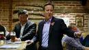 Perdana Menteri Inggris David Cameron (kanan) ikut berbincang dengan pengunjung bar lainnya di, Inggris, Kamis (22/10/2015). PM Inggris David Cameron mengajak presiden Cina Xi Jinping untuk minum bir di sebuah bar. (REUTERS/Kirsty Wigglesworth)