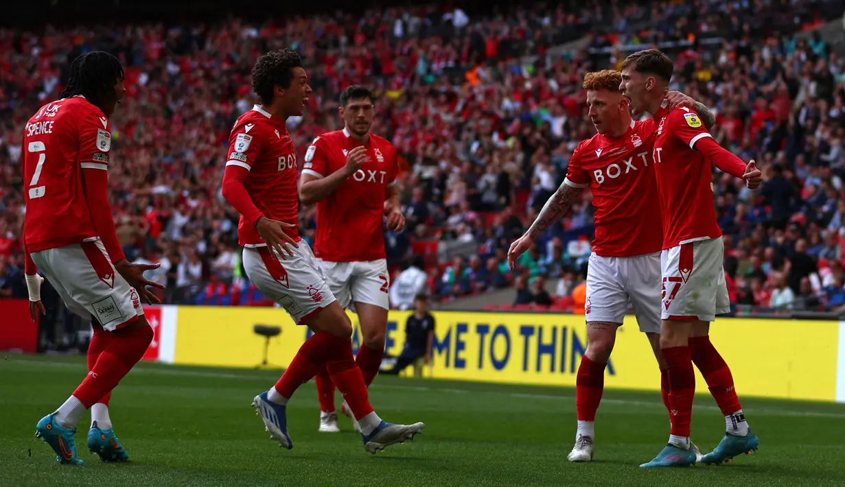 <p>Pemain tim Nottingham Forest melakukan selebrasi setelah bek Huddersfield Town asal Inggris, Levi Colwill mencetak gol bunuh diri pada pertandingan playoff divisi Championship di Stadion Wembley di London, Senin (30/5/2022). Nottingham Forest resmi kembali Premier League atau kasta tertinggi Liga Inggris usai absen selama 23 tahun. (AFP/Adrian Dennis)</p>