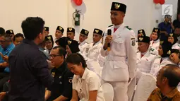 Paskibraka Nasional 2019 mendapatkan sharing materi terkait SDM unggul saat mengunjungi Museum Mandiri, Selasa (20/8/2019). Dalam kesempatan itu Bank Mandiri juga memberikan tabungan pelajar kepada anggota Paskibraka dan e-money edisi khusus Paskibraka Nasional 2019. (Liputan6.com/Angga Yuniar)