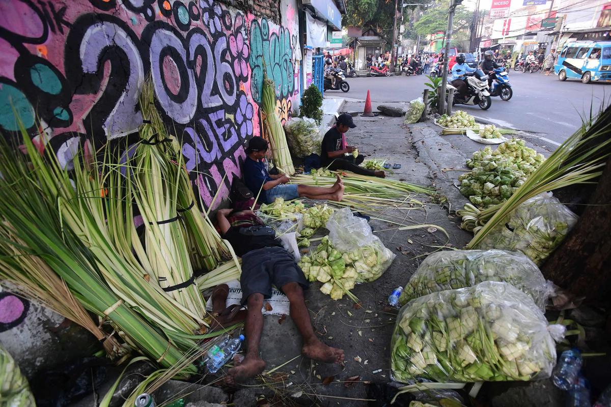 FOTO: Jelang Idul Fitri Pedagang Musiman Pandeglang Raup Rezeki dari Kulit Ketupat