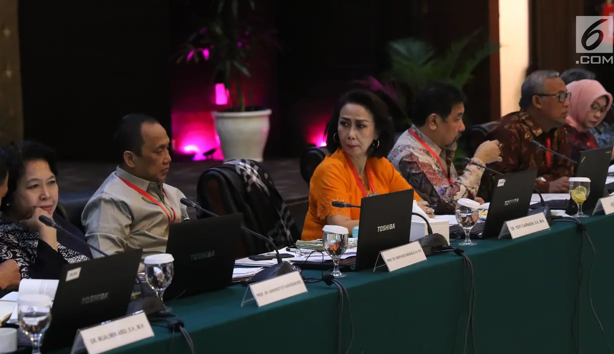 Ketua Pansel KPK Yenti Garnasih (tengah) didampingi anggota pansel melakukan uji publik Calon Pimpinan Komisi Pemberantasan Korupsi (Capim KPK) periode 2019-2023 di Gedung Sekretariat Negara, Jakarta, Rabu (28/8/2019). Sebanyak 7 orang capim KPK mengikuti tes tersebut. (Liputan6.com/Angga Yuniar)