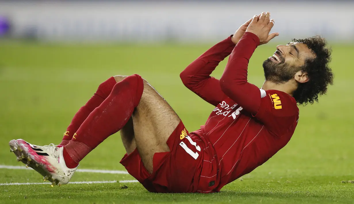 Mohamed Salah termasuk di dalam pemain yang kerap dituduh diving, salah satunya dari pemain Manchester City, Ruben Dias. Dirinya dianggap sering bereaksi berlebihan jika terkena lawan, baik di dalam kotak pinalti maupun di luar. (Foto:  AFP/Pool/Paul Childs)