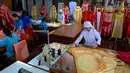 Penjahit menyelesaikan pembuatan jubah yang akan digunakan Paus Fransiskus saat mengunjungi Thailand, Bangkok, Jumat (8/11/2019). Pembuatan jubah dilakukan oleh Congregation of the Sacred Heart of Jesus Sisters of Bangkok. (AP Photo/Gemunu Amarasinghe)