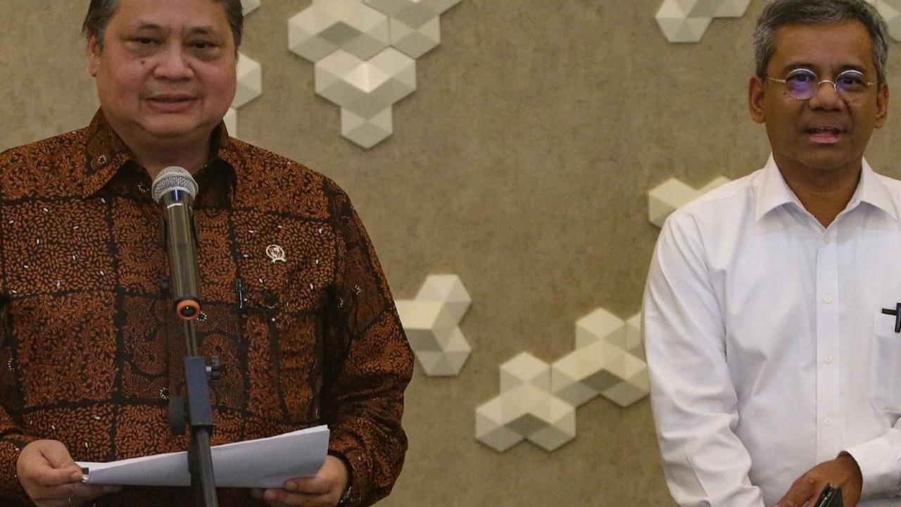 Menko bidang Perekonomian, Airlangga Hartarto bersama Wakil Menteri Keuangan, Suahasil Nazara memberikan keterangan terkait pelemahan nilai tukar rupiah terhadap dolar Amerika Serikat di  kantor Kemenko Perekonomian, Jakarta,  Kamis (18/4/2024). Merdeka.c