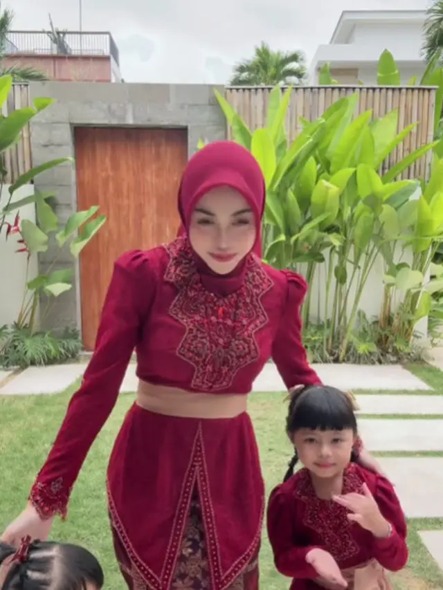 Aurel Hermansyah Pakai Kebaya Bali Hijab (Foto: Tiktok @aurelhermansyahatta)