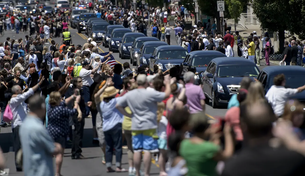 Dihari kedua, 10 Juni waktu setempat, sebelum Muhammad Ali diantarkan ke peristirahatan terakhirnya, jenazah terlebih dulu diarak keliling kota Louisville atau dikampung halamannya. (AFP/Bintang.com)