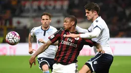 Pemain Milan, Luis Adriano (kiri) berebut bola dengan pemain Lazio Wesley Hoedt pada lanjutan liga Italia serie A di Stadion San Siro, Millan, Senin (21/3/2016) dini hari WIB. (EPA/Daniel Dal Zennaro)