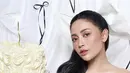 Ia terlihat memukau dengan konsep foto yang sangat demure. [Foto: Instagram/ Rachel Vennya]