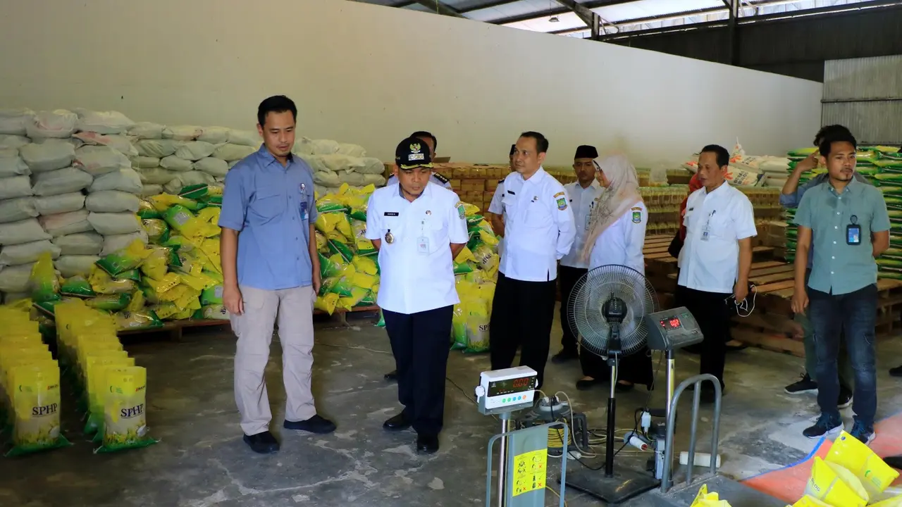 Tinjau Gudag Bulog, Pemkot Tangerang Pastikan Stok Beras Aman di Harga Rp 10.900 per Kilogram