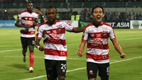 Dua pemain Madura United, Zah Rahan dan Slamet Nurcahyo, merayakan gol ke gawang Bali United pada lanjutan Liga 1 2018. (Bola.com/Aditya Wany)