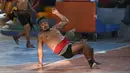 Pria pribumi bermain dalam final turnamen bola Maya di San Juan La Laguna, Solola, Guatemala, pada 18 September 2021. Permainan bola maya ini merupakan permainan bola yang dipukul menggunakan bagian pinggul. (Johan ORDONEZ/AFP)