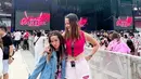 Sedangkan saat nonton konser Blackpink, Nia dan Mikhayla kompak kenakan busana dengan sentuhan warna pink sesuai gaya khas masing-masing. [@ramadhaniabakrie]