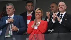 Presiden Kroasia, Kolinda Grabar-Kitarovic bersama legenda timnas Kroasia, Davor Suker dan  Presiden FIFA, Gianni Infantino menyaksikan perempat final piala Dunia 2018 antara negaranya melawan Rusia di Fisht Stadium, Sabtu (7/7). (AFP/Kirill KUDRYAVTSEV)