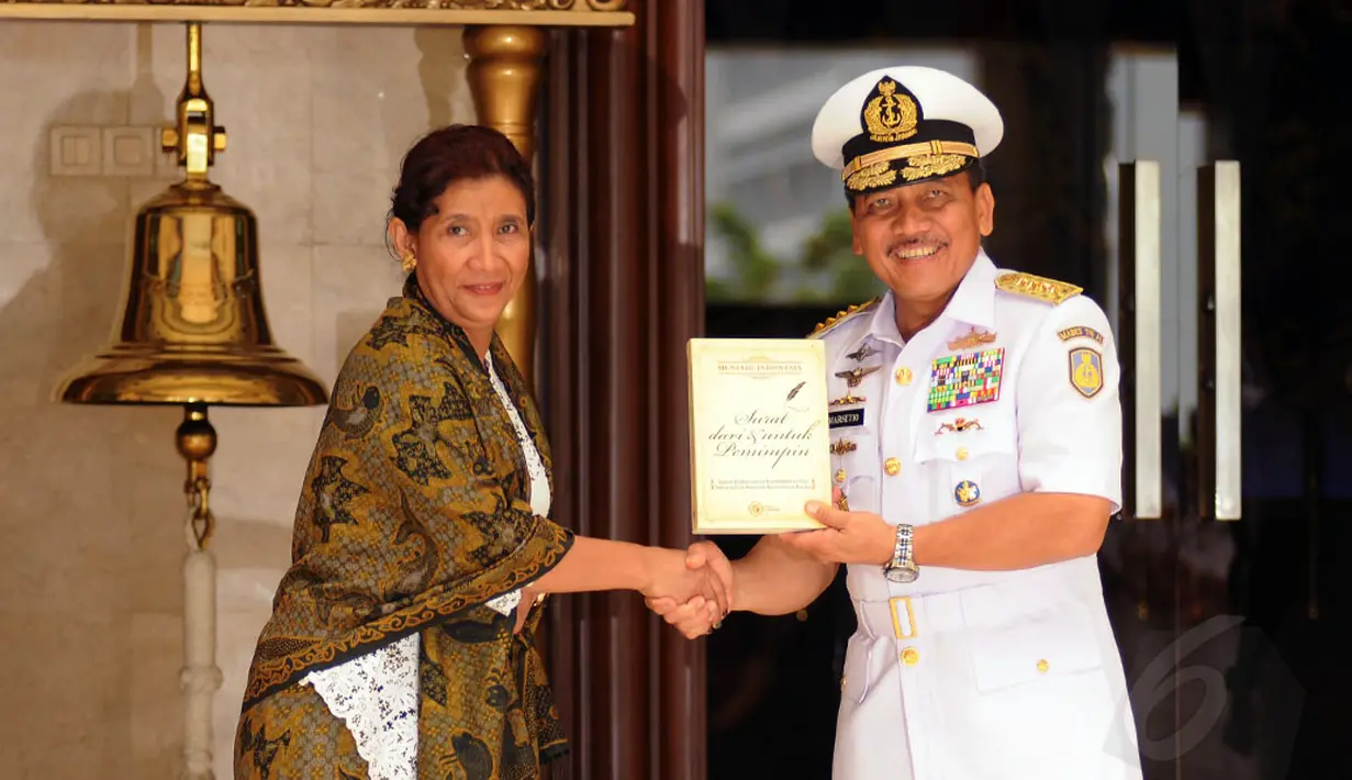 Menteri Kelautan dan Perikanan, Susi Pudjiastuti (kiri) memberikan buku kepada Kasal, Laksamana TNI Marsetio usai penandatanganan MOU dengan TNI AL di Mabes TNI, Cilangkap, Jakarta (1/12/2014). (Liputan6.com/Helmi Fithriansyah)