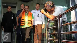 Rusli Sibua keluar dari Gedung KPK usai menjalani pemeriksaan, Jakarta, Rabu (22/7/2015). Bupati Morotai itu diperiksa sebagai tersangka kasus dugaan pemberian suap kepada mantan Ketua MK Akil Mochtar. (Liputan6.com/Helmi Afandi)