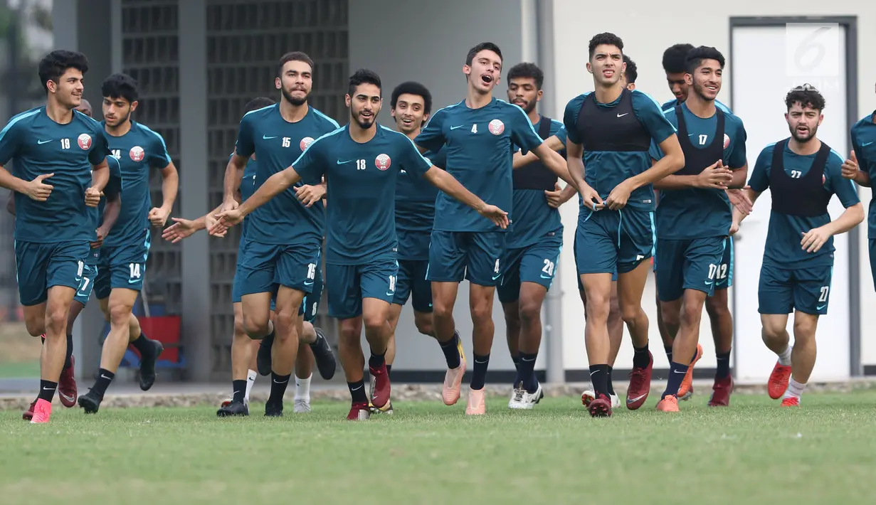 Pemain Timnas Qatar U-19 berlari jelang latihan di Lapangan A Kompleks GBK, Jakarta, Rabu (17/10). Timnas Qatar U-19 tergabuing di Grup A Piala AFC U-19 bersama Indonesia dan Chinese Taipei serta Uni Emirat Arab. (Liputan6.com/Helmi Fithriansyah)