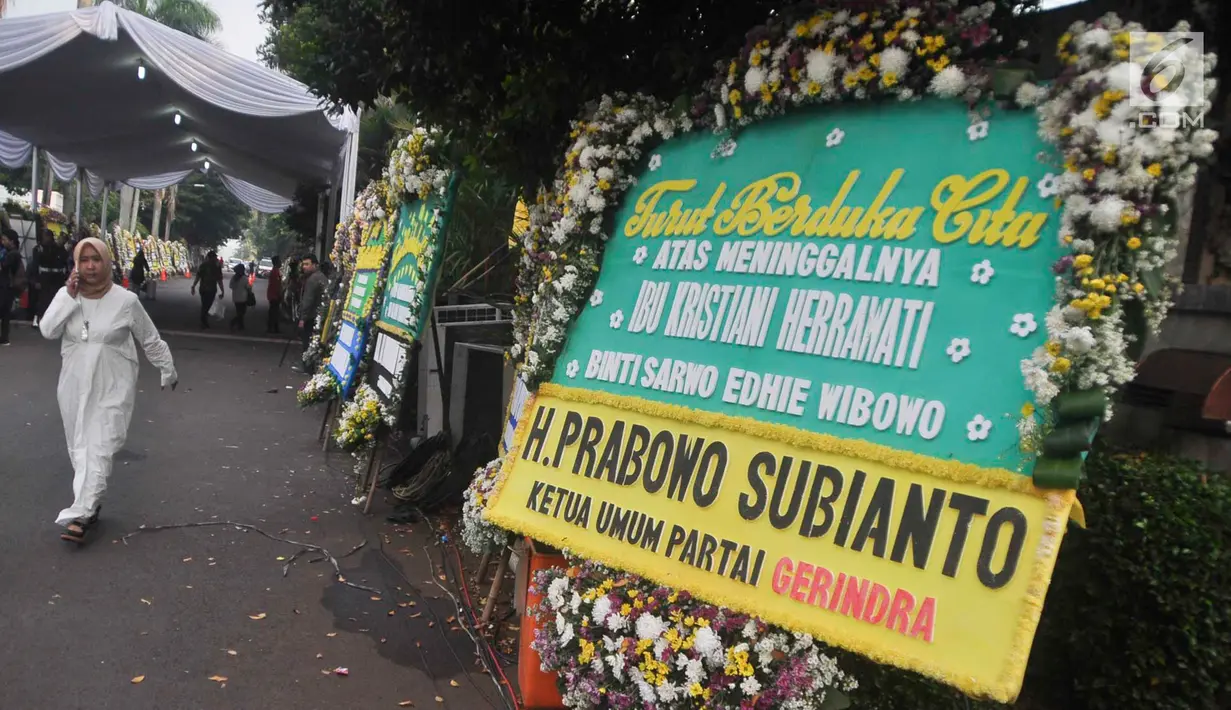 Karangan bunga ucapan bela sungkawa wafatnya Ani Yudhoyono menghiasi kawasan Puri Cikeas, Bogor, Jawa Barat, Minggu (2/6/2019). Ani Yudhoyono akan dimakamkan di samping pusara istri presiden ke-3 RI BJ Habibie, Ainun. (Liputan6.com/Immanuel Antonius)