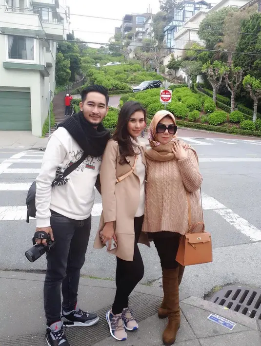 Tidak sendiri, pada bulan madu Syahnaz dan Jeje, turut mengajak mama Amy. Seperti diketahui, Syahnaz sebagai anak bungsu dan masih manja. (Instagram/amy_r_qanita)