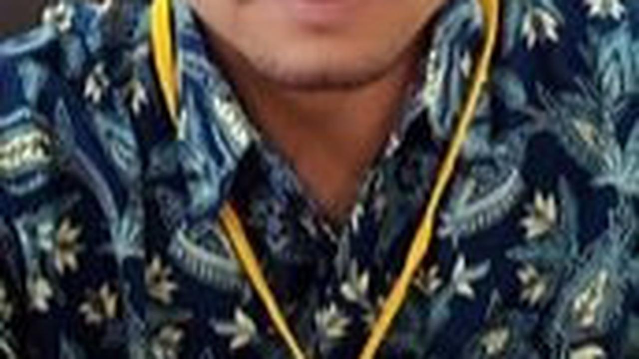 Setelah melewati pertimbangan panjang, Randy pun mantap meninggalkan statusnya sebagai seorang PNS.