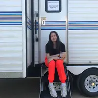 Tampilkan sisi stylish yang optimal dengan T-Shirt nyaman ala Stephanie Poetri.