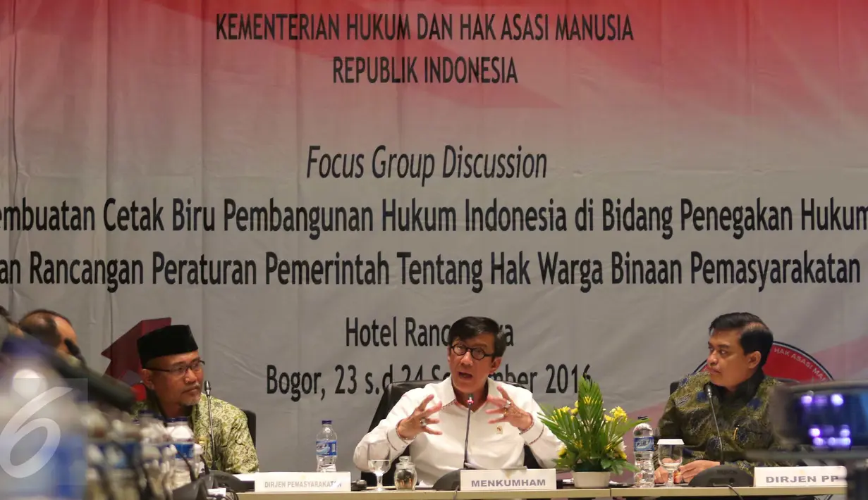 Menteri Hukum dan HAM Yasonna Laoly saat rapat koordinasi di Bogor, Jawa Barat, Jumat (23/9) malam. Rakor membahas pembuatan cetak biru pembangunan hukum Indonesia di bidang penegakan hukum dan rancangan peraturan pemerintah (Liputan6.com/Angga Yuniar)