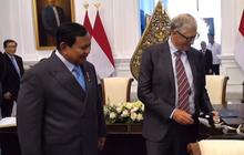 Momen Lucu Saat Bill Gates Berikan Kado untuk Bobby Kertanegara, Kucing Kesayangan Prabowo