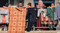 Badan Bantuan dan Pekerjaan PBB untuk Pengungsi Palestina (UNRWA) mengubah sekolah menjadi lokasi penampungan bagi para pengungsi Palestina di Khan Yunis, Jalur Gaza selatan pada 25 Oktober 2023. (MAHMUD HAMS/AFP)