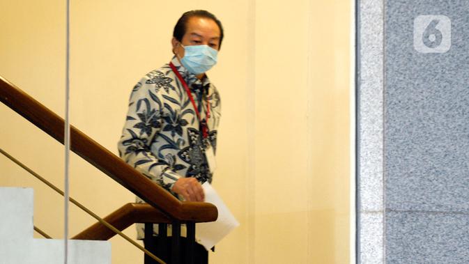 Advokat, Hardja Karsana Kosasih menunggu akan menjalani pemeriksaan di Gedung KPK, Jakarta, Rabu (20/5/2020). Hardja diperiksa sebagai saksi untuk menelusuri aset-aset tersangka mantan Sekretaris Mahkamah Agung (MA), Nurhadi. (merdeka.com/Dwi Narwoko)