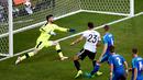 Pemain Jerman, Mario Gomez, saat mencetak gol ke gawang Slovakia pada laga 16 besar Piala Eropa 2016 di Stade Pierre Mauroy, Lille, Minggu (26/6/2016) malam WIB. (EPA/Rolex Dela Pena)