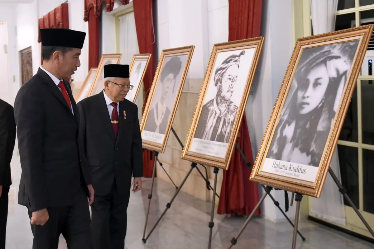 Presiden Jokowi bersama Wakil Presiden Ma'ruf Amin melihat foto Sultan Himayatuddin usai penganugerahan gelar pahlawan nasional. (Setpres/Biro Pers)