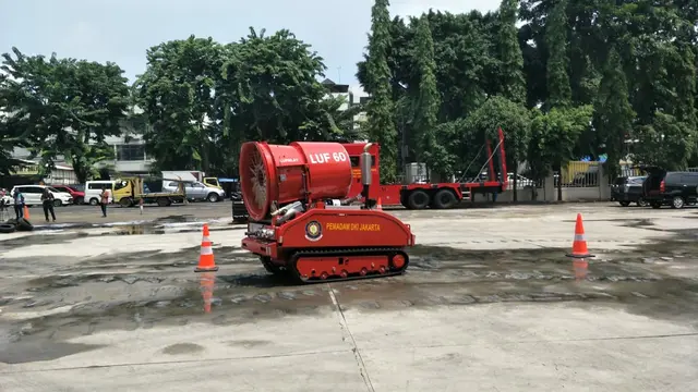 Robot Pemadam Kebakaran seharga Rp 8 Miliar milik Pemprov DKI tengah memperagakan aksi pemadaman. (Liputan6.com/Ika Defiati)