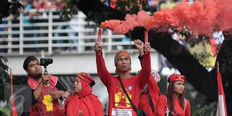 Buruh Nyalakan Flare-JAkarta- Yoppy Renato-20170501