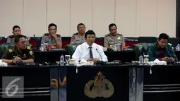 (Ki-ka) Jaksa Agung Muda Pidana Umum, Noor Rachmad, Bareskrim Polri Komjen Pol Ari Dono dan Ketua Bawaslu Muhammad jelang penandatangan nota kesepahaman (MoU) di Bareskrim Polri, Jakarta, Senin (21/11). (Liputan6.com/JohanTallo) 