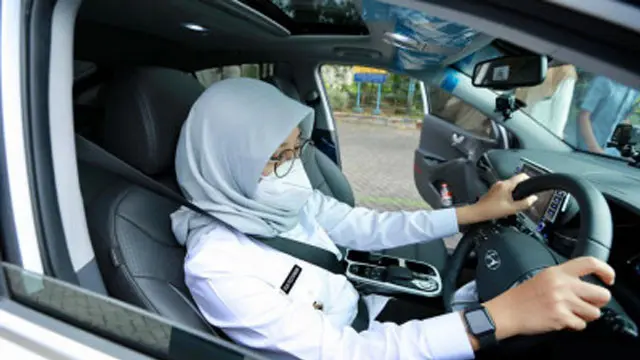 Promosikan Pariwisata Berkelanjutan, Bupati Ipuk Setir Sendiri Mobil Listrik