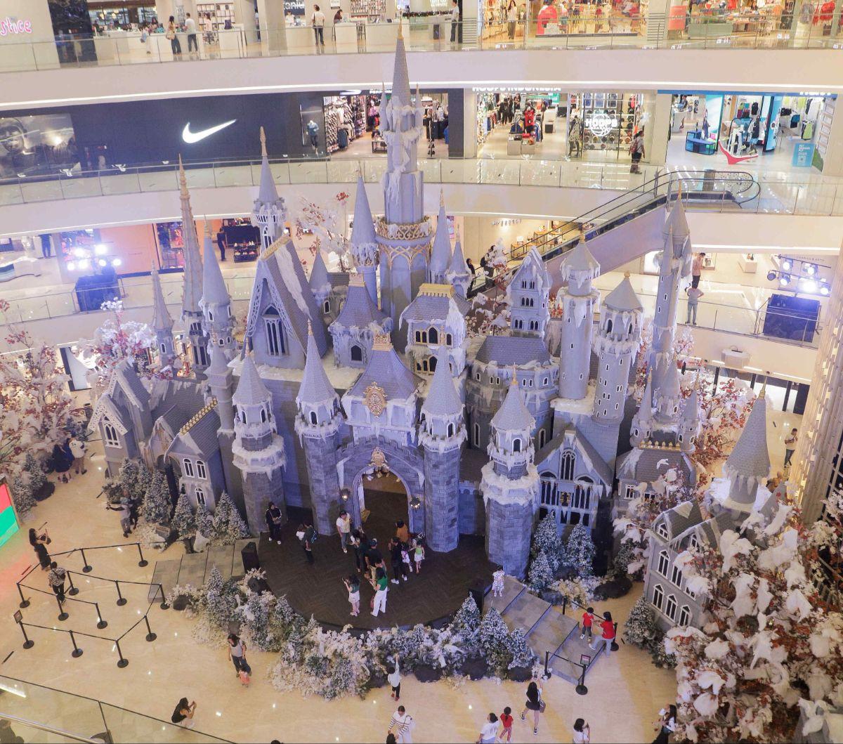 Menjelang perayaan Natal dan Tahun Baru (Nataru), Senayan City menyuguhkan ornamen bertema Whimsical Festivity. Mal di pusat Ibu Kota ini menghadirkan instalasi kastil megah khas Eropa&nbsp;dibalut dengan salju serta dikelilingi hutan pinus.