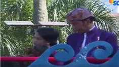 Warga sangat antusias saat kendaraan yang dinaiki presiden melewati mereka.